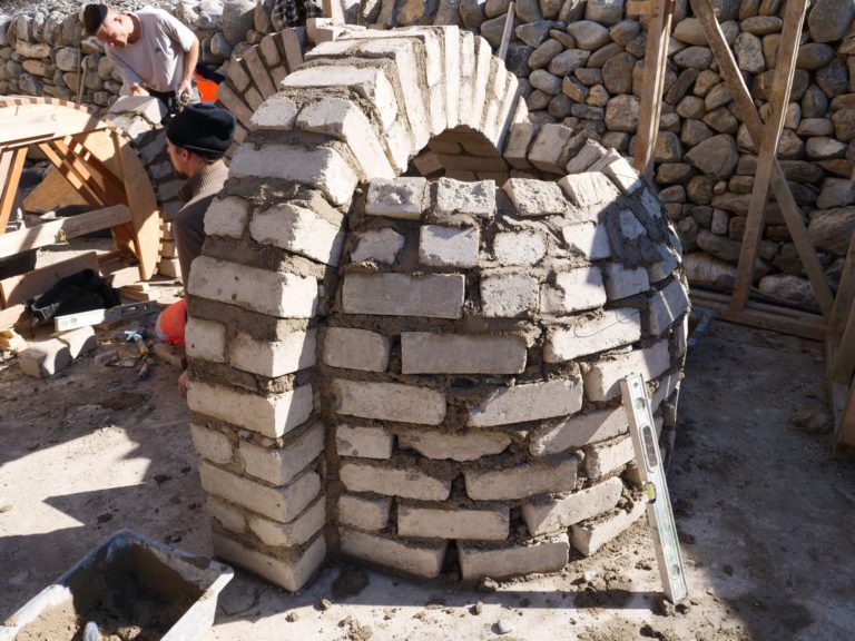 Travail avec des briques de terre cru